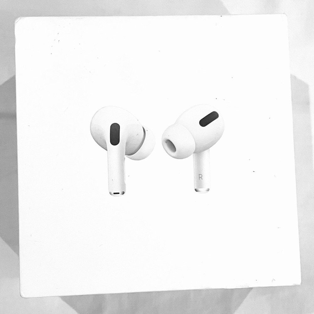 Air Pods Pro with wireless charging case